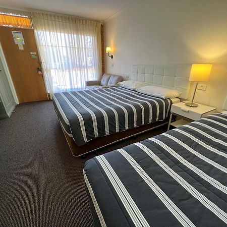 Summerhill Motor Inn (Adults Only) メリンブラ エクステリア 写真