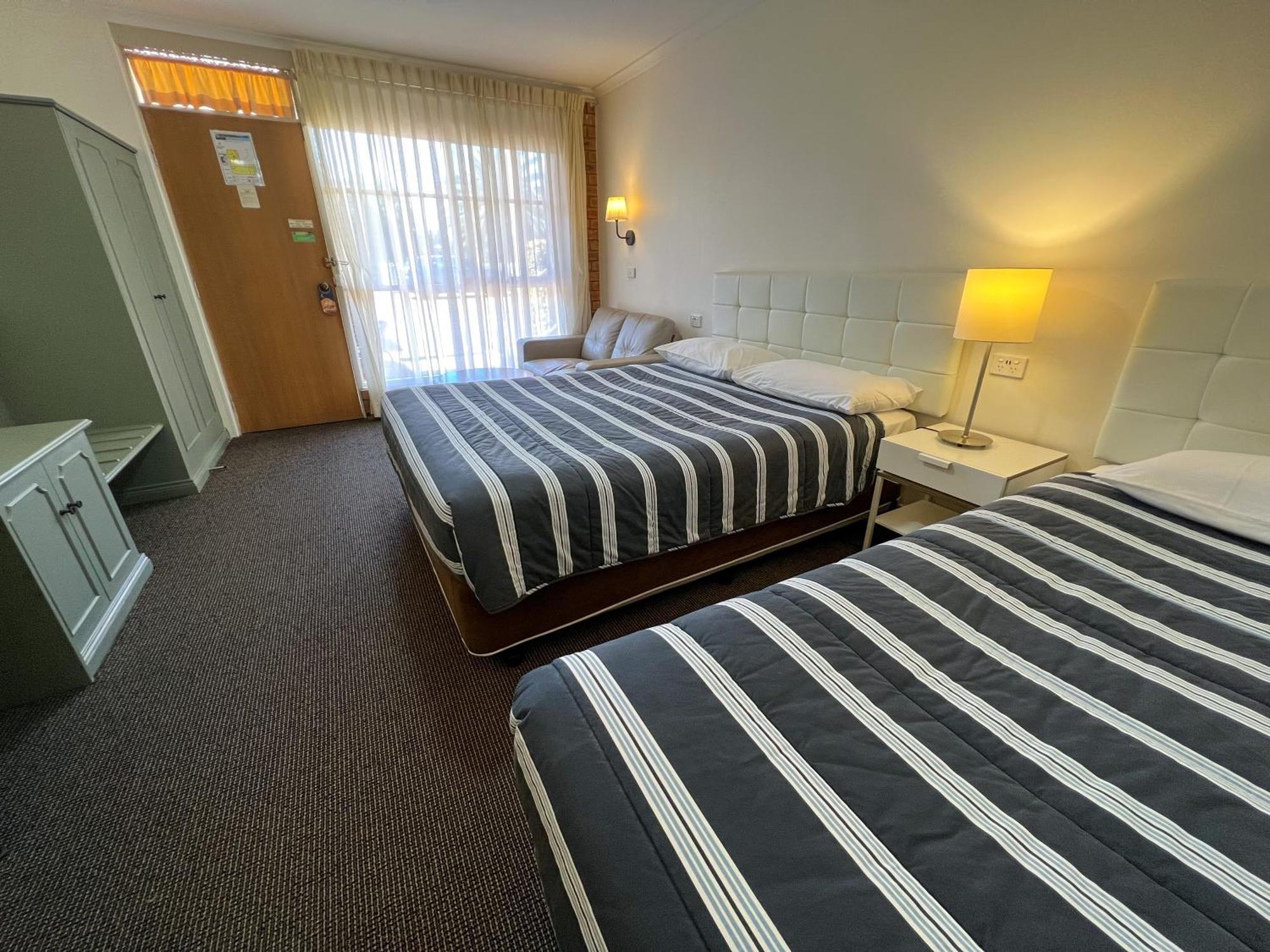 Summerhill Motor Inn (Adults Only) メリンブラ エクステリア 写真