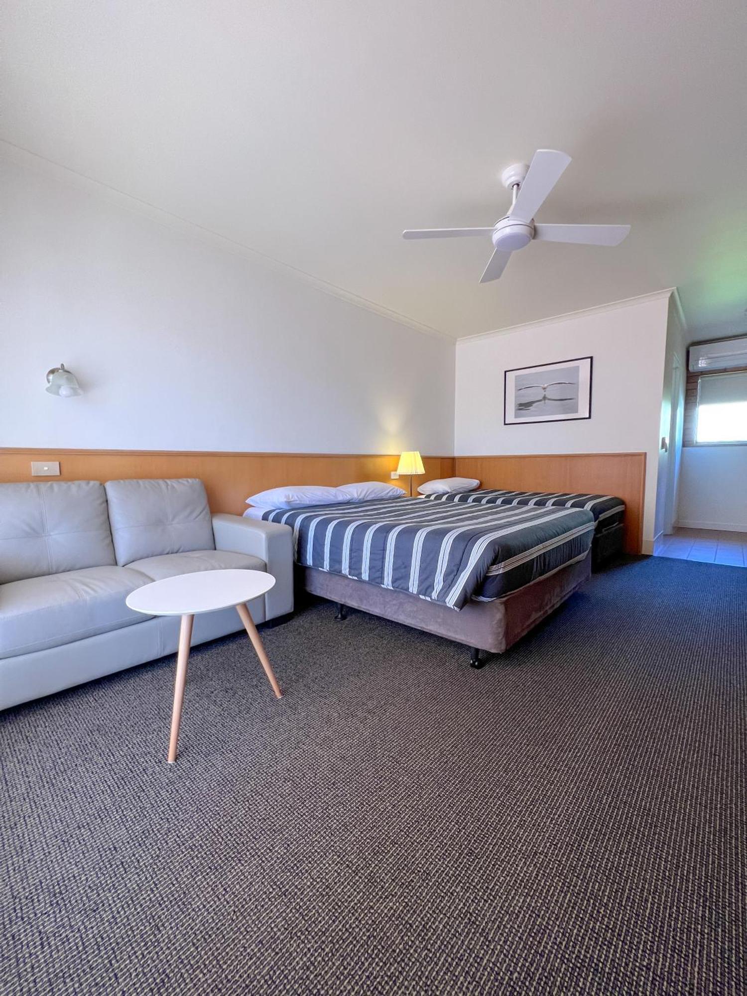 Summerhill Motor Inn (Adults Only) メリンブラ エクステリア 写真