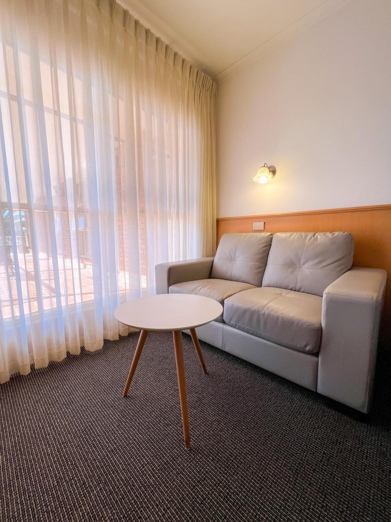 Summerhill Motor Inn (Adults Only) メリンブラ エクステリア 写真