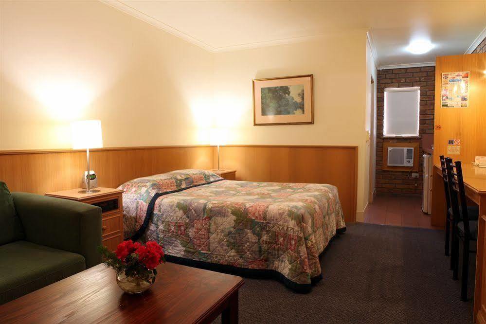 Summerhill Motor Inn (Adults Only) メリンブラ エクステリア 写真