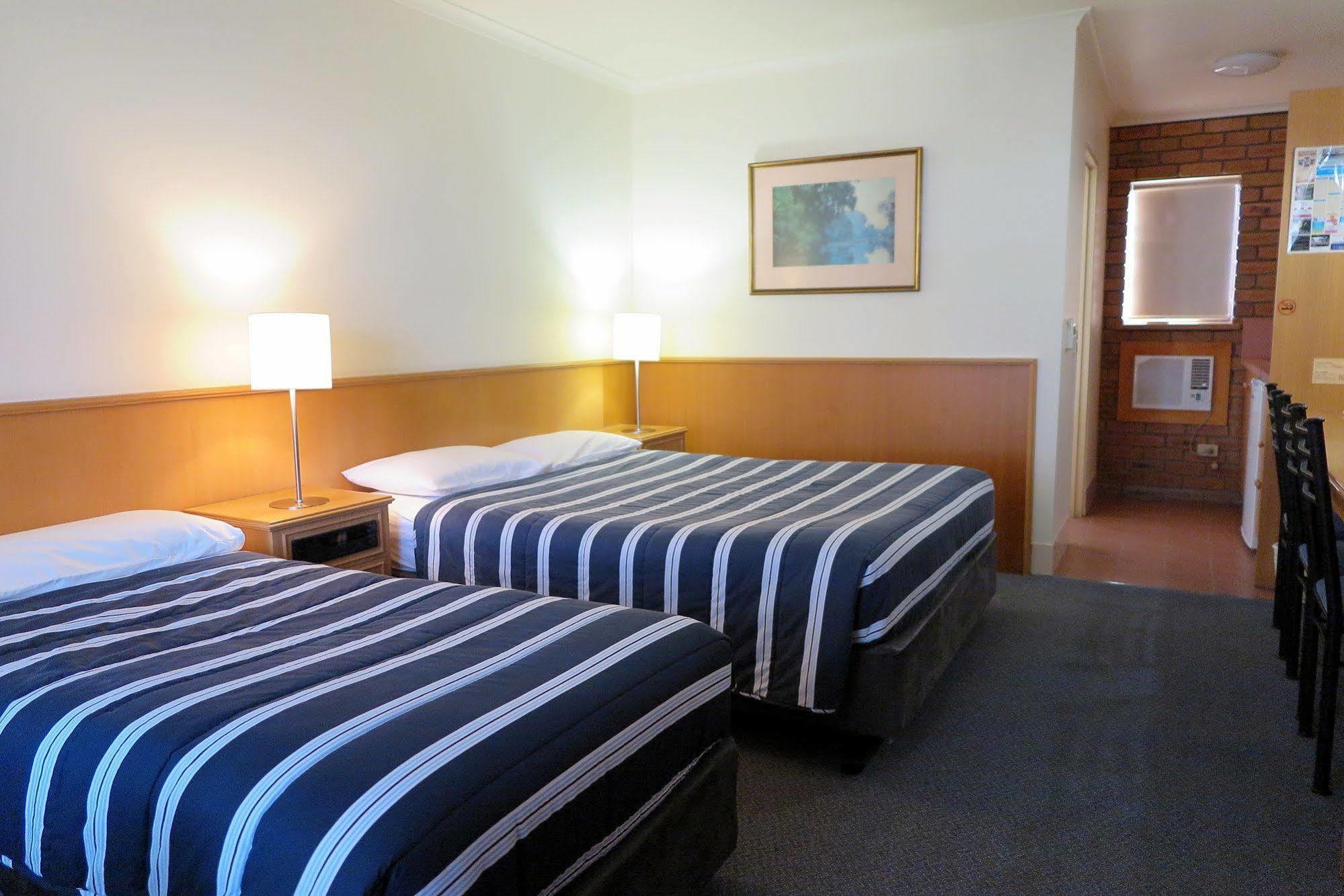 Summerhill Motor Inn (Adults Only) メリンブラ エクステリア 写真